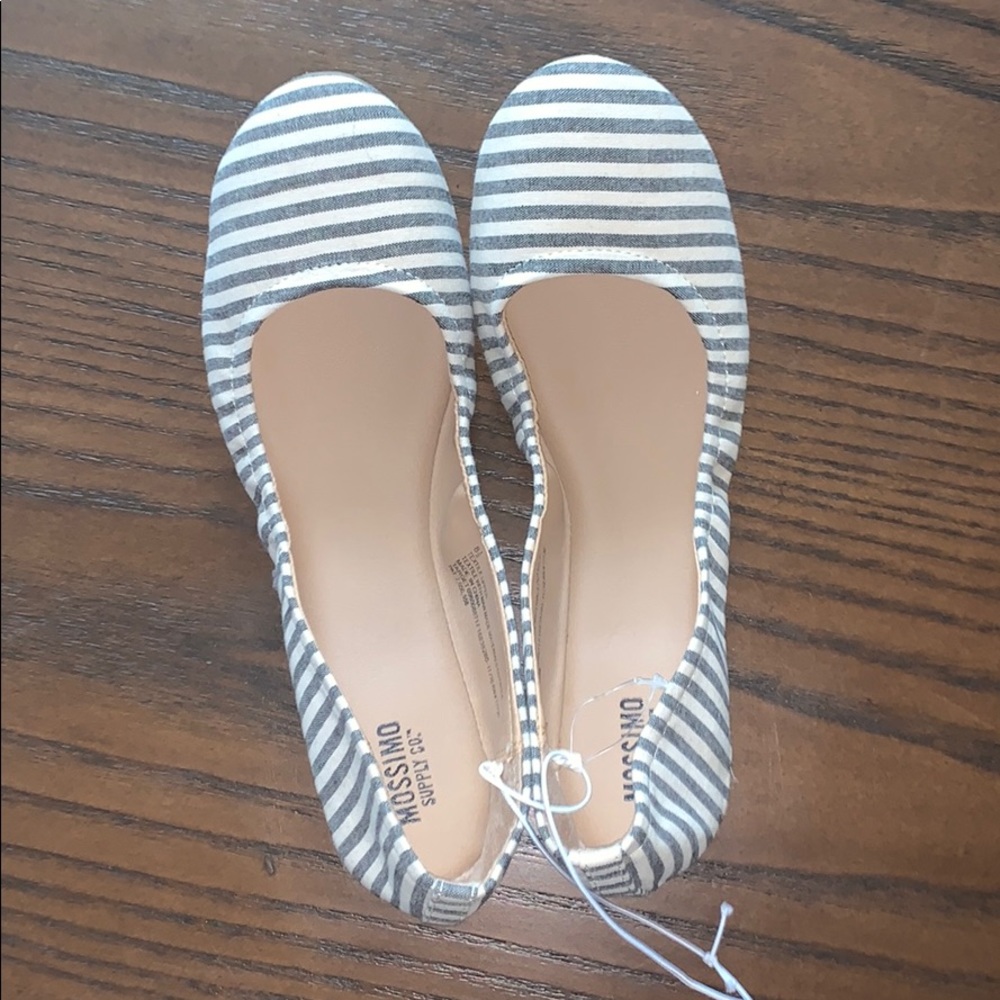 Brand new shoes with no laces